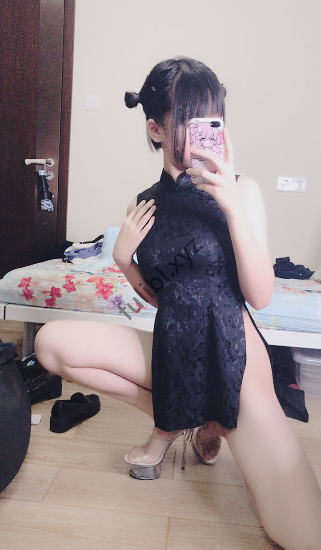 微博福利姬@悠宝- VIP图包之黑旗袍[55P/12.4M]