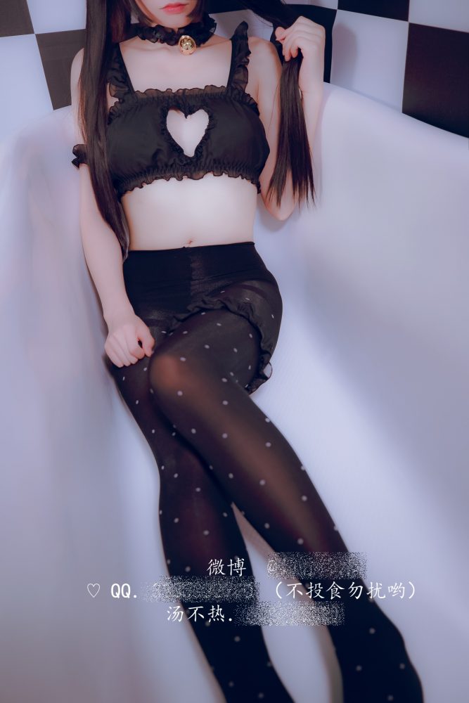 福利姬@奶昔绵冰(傲娇黑兔) - 拘束衣+浴缸play 2套无修正合集[76P+1V/185M]