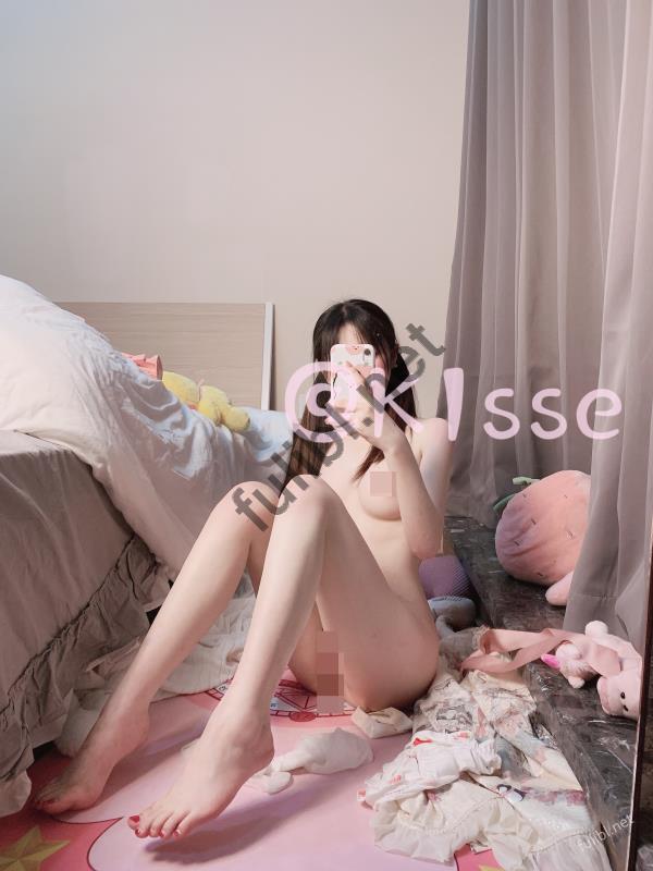 [推荐]超极品福利姬@快点亲亲我吖 - 草莓白丝双马尾[38P+2V/236M]